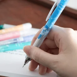 Écriture|Maison Ghibli Porte Mine Rose pastel - Kiki la petite sorcière